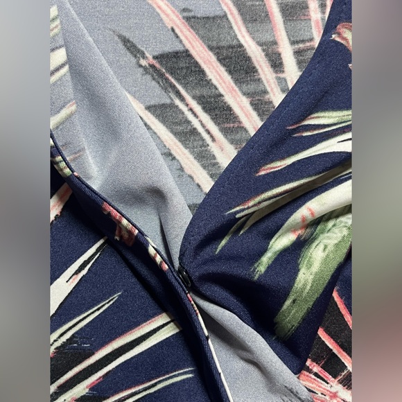 Veronica M Blue Floral Shorts Romper w/ Tie String V-neck Women’s Size Large - Picture 5 of 7